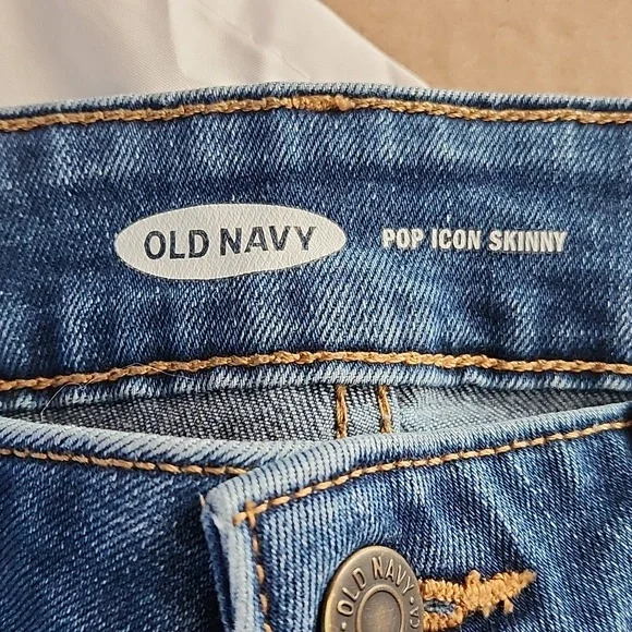 Old Navy Mid-Rise Pop Icon Distressed Skinny Jeans *Size 4Long*. *Barly Worn* - Picture 7 of 9